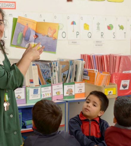 Editorial Caligrafix donó más de 4 mil libros al Liceo Gabriela Mistral / Publicado por Educación 20/20