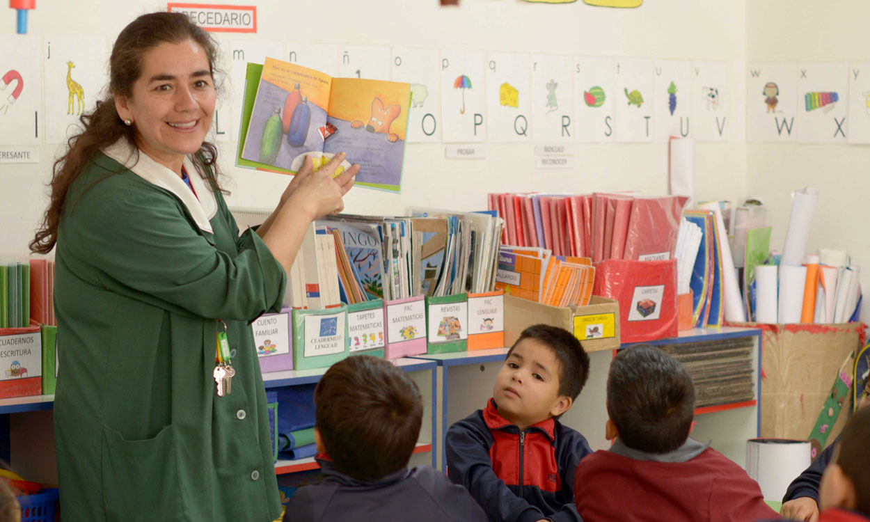 Editorial Caligrafix donó más de 4 mil libros al Liceo Gabriela Mistral / Publicado por Educación 20/20